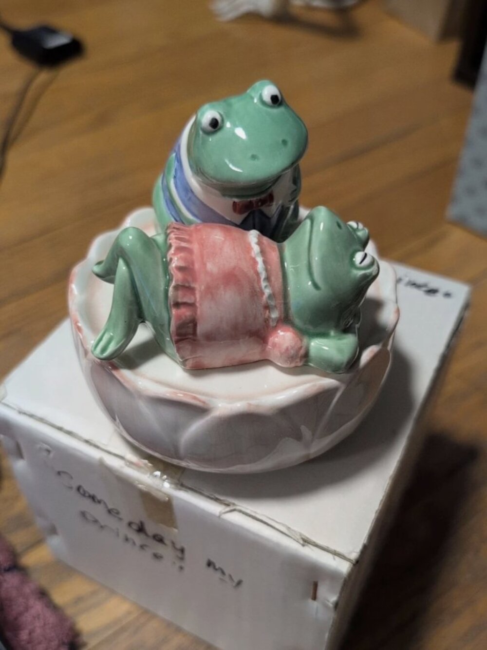Otagiri Japan Music Box "Some Day My Prince Will Come" Frog Couple In Love